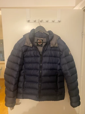 Colmar jacka - Tja! Säljer min colmar jacka då jag växt ur den. Det är storlek 50 vilket motsvarar M. Bara hör av er om ni vill ha fler bilder!