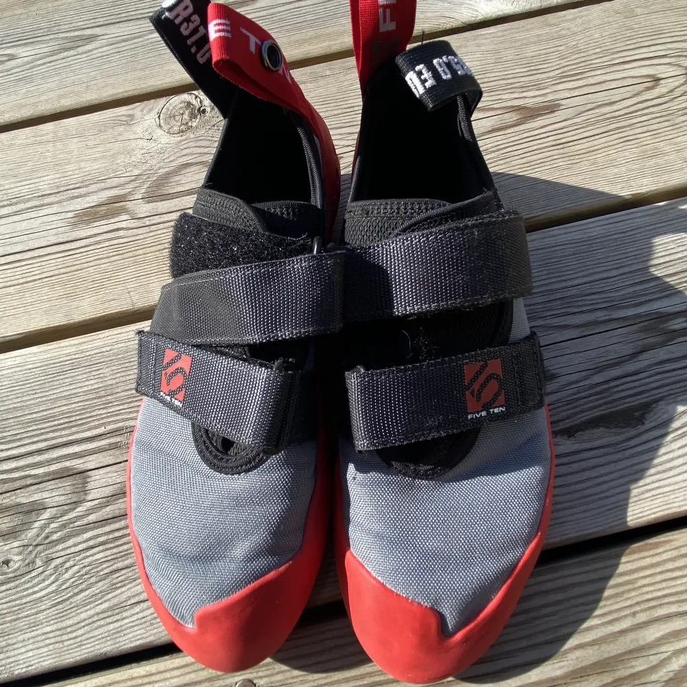 Bra klättersko m cardborreknäppning, gör det enkelt för barnet att få på skorna. Klätterskor är ofta små så tänk på att gå upp en storlek. . Skor.