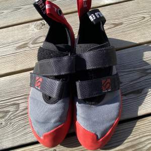 Bra klättersko m cardborreknäppning, gör det enkelt för barnet att få på skorna. Klätterskor är ofta små så tänk på att gå upp en storlek. 