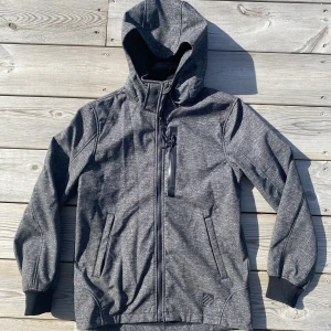 Höstjacka - Väldens bästa material, vattentät utsida och gosig fleece på insidan.  I väldigt bra skick. Mörkgrå mellangrupp. 