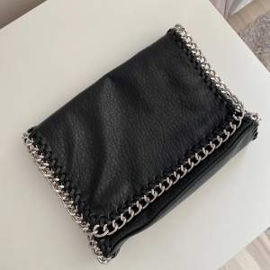 Hej! Säljer denna helt nya Tiamo väskan i svart. Aldrig använt! Köpt för 550kr men säljer för endast 300kr! Skriv för fler bilder eller frågor ❤️
