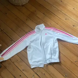 Vit adidas tröja med rosa detaljer 