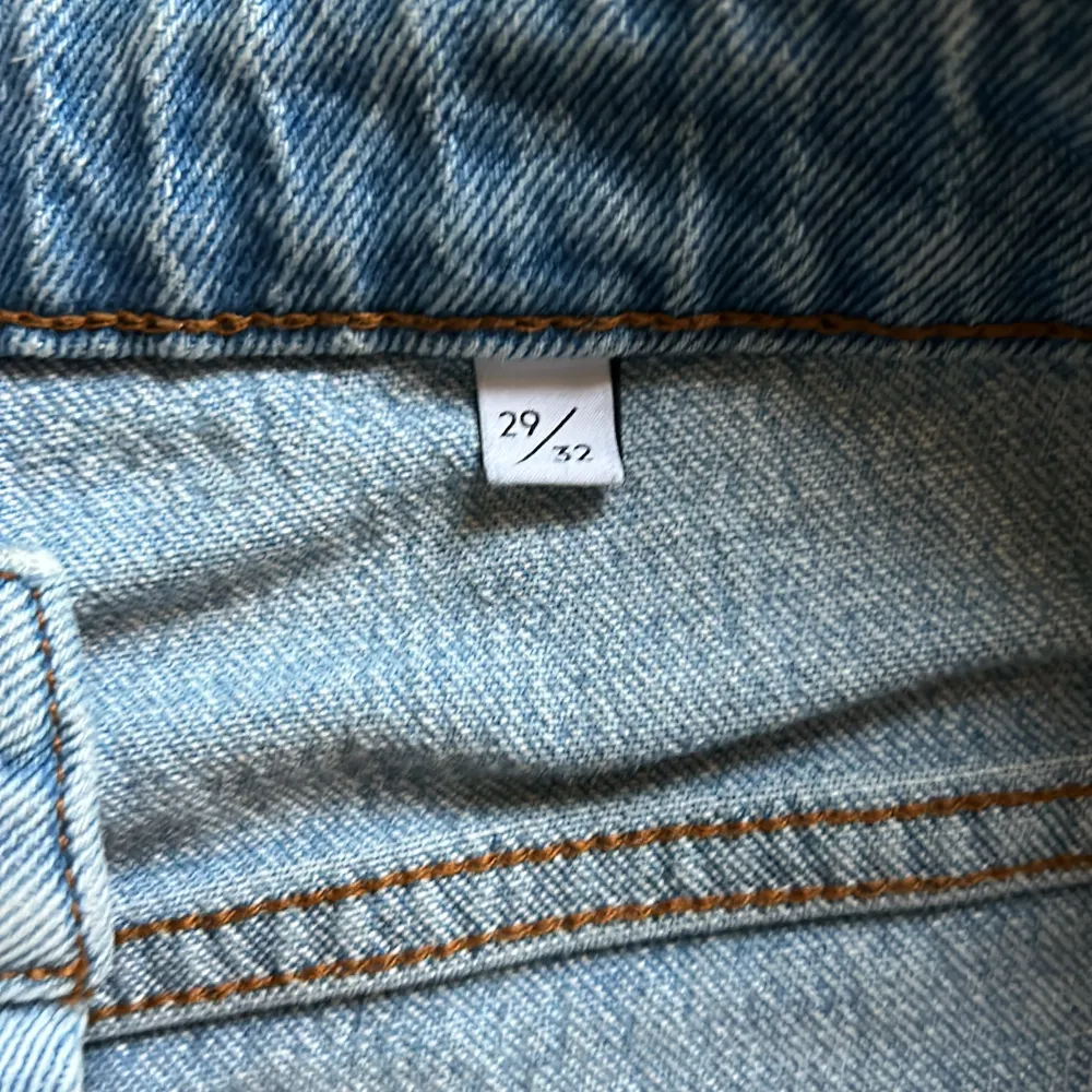 Köpta på NK för 1399  Storlek 29/32 Sparsamt använda då jag växte mycket på kort tid.  . Jeans & Byxor.