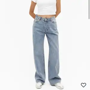 Vida jeans. Jeansen är i samma storlek som modellen på bilden har på sig.💙