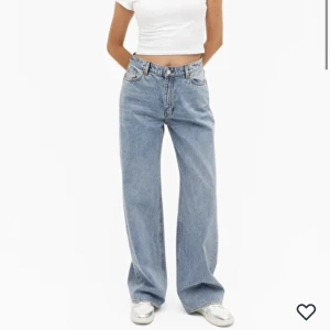 Monki jeans - Vida jeans. Jeansen är i samma storlek som modellen på bilden har på sig.💙