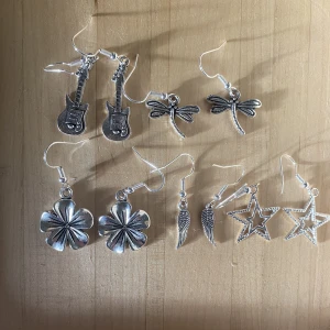 Silverörhängen🤍 - Säljer ni dessa superfina örhängen i olika format!🌞35kr/par, frakt tillkommer på 16kr! Skicka bild på vilka örhängen du vill ha när du beställer🫶