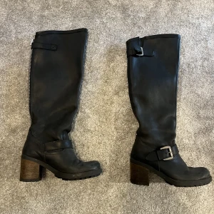 Svarta stövlar  - Svarta höga stövlar. Köpta på Sellpy så vet ej märke!! Har använts men är i väldigt bra skick! 