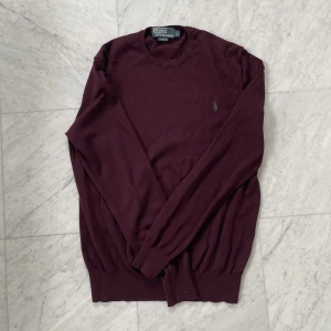 Ralph Lauren stickad tröja  - Säljer nu denna snygga och bekväma tröja från Ralph Lauren i 100% Merinoull. Tröjan är i fint skick utöver en liten defekt, som syns på den sista bilden. Nypris: 1500 kr. Storlek: L. Hör av er vid minsta fråga eller fundering :)