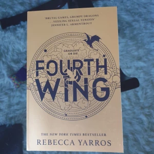 Fourth wing - Superbra bok, säljes då jag läst ut den!