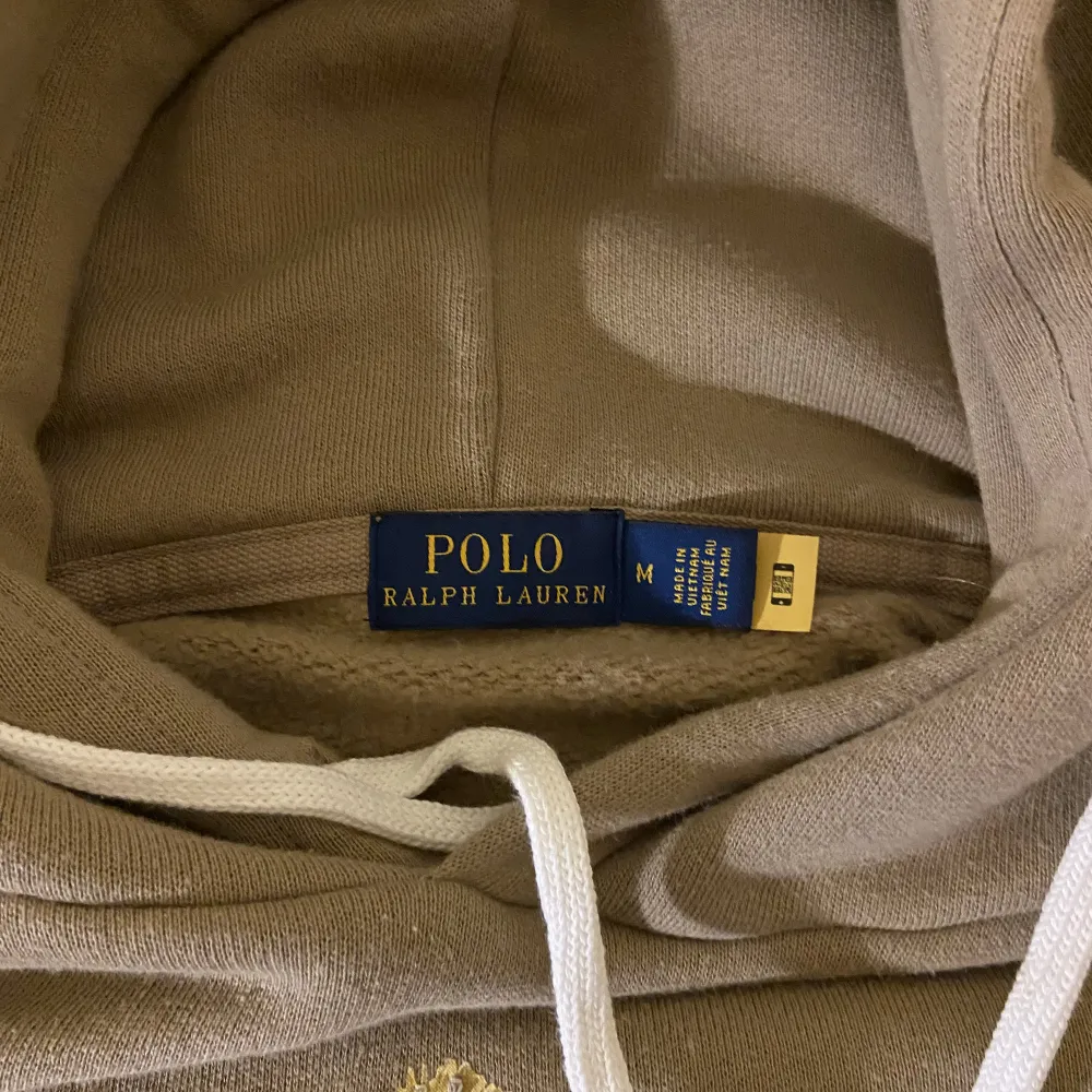 Säljer en Ralph Lauren hoodie pågrund av felköp, den är storlek M i kvinnostorlek. Nypris är 2395kr på Ralph laurens hemsida, mitt pris är 1200kr men kan tänka mig att gå ner lite😁. Tröjor & Koftor.