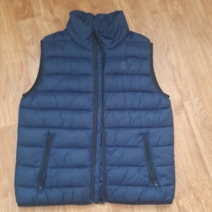 Mörkblå vest  - Hej, säljer en mörkblå vest i storlek 158