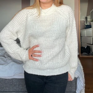 Stickad tröja  - Jag säljer denna tröja därför att den knappt kommit till användning.❤️