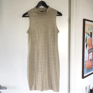 Glittrig klänning - Glittrig klänning i guld🧡