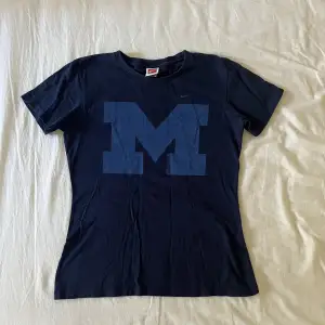 Supersnygg Nike t-shirt med University of Michigan logga! 