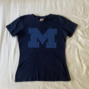 Michigan t-shirt  - Supersnygg Nike t-shirt med University of Michigan logga! 
