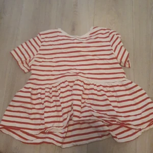 Tshirt - Säljer en sånhär stockholmstil tröja köpt på zara, kontakta innan köp💗