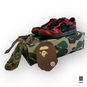 bape bapesta skatesta  - svarta röda bape bapesta skor. BOX ingår. kom dm för fler bilder! skickar spårbart. säljer billigt pga cond och behöver pengar
