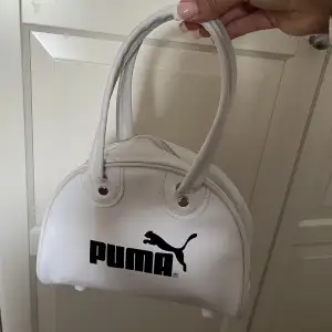 Söt handväska från Puma🤍 använd fåtal gånger🖤