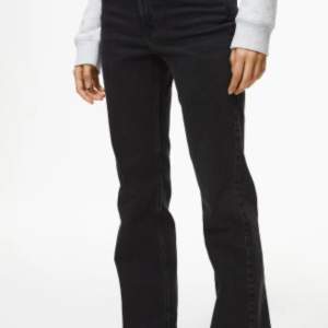 Sorte h&m bootcut jeans  Helt nye, kun prøvet på  Str 32/xxs Byd gerne 🫶