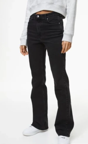 Sorte bootcut jeans  - Sorte h&m bootcut jeans  Helt nye, kun prøvet på  Str 32/xxs Byd gerne 🫶