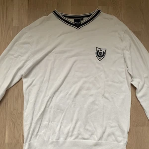 Långärmad T-shirt  - En jättefin vit långärmad T-shirt med marinblå krage och broderi💗