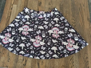 Hellbunny skater skirt - Kjol ifrån hellbunny med pastel goth tryck . Köpt second hand men i fint skick ,  stängs med en knapp samt en dragkeja 