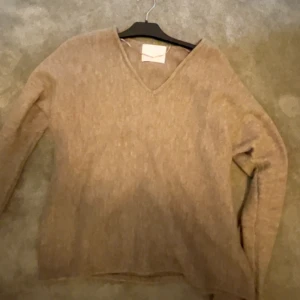 Beige stickad tröja - Beige stickad tröja. Köpte för 349kr och säljer för 199kr+frakt. Aldrig använt