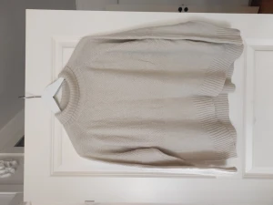 100% kashmir - Finns i Frölunda alt skickas  Bra välanvänt skick (Hund och katt finns i hemmet)