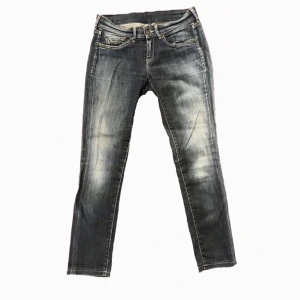 Pepe Jeans Låg midjade - Fina Pepe jeans! - Skick 9/10  - Bra fade👖 - TITTA MIN SIDA SÅ DU INTE MISSAR NÅGOT ÄNNU FETARE!🍾💶Kom dm ifall du har några frågor!🙋‍♂️😊