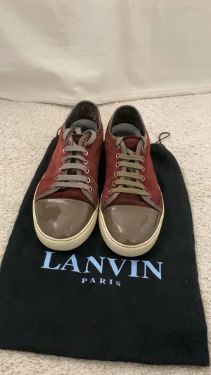 Lanvin skor  - Säljer min lanvin i 9/10 skicka inga repor på cap toen eller creese, Dustbag ingår.kom priv för mer bilder.pris kan diskuteras vid snabb affär.