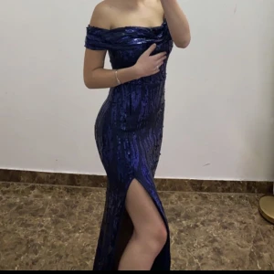 Marinblå klänning - Marinblå balklänning/bröllopsklänning, Storlek xs-s, stretchigt material,  Kan användas för dig som är 1,55-163, Golvlängd, använt 2 gånger, Inga skador, Köpt för 2700