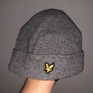 Lyle&scott - Säljer min fina lyle&scott mössa. Mössan har inga defekter.