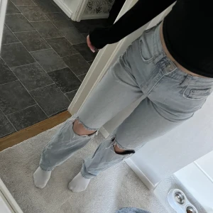 Jeans  - Nyskick! Väldigt fina.. skicka gärna prisförslag💞