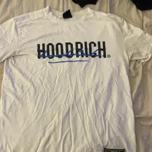Fet hoodrich t shirt i perfekt skick köpt för 600 säljer för 400
