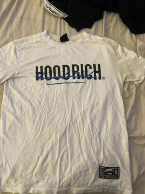 Hoodrich t shirt  - Fet hoodrich t shirt i perfekt skick köpt för 600 säljer för 400