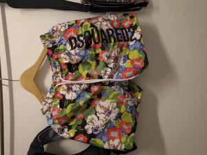 Disquared2 streetwear  - Hej? Bilderna är kanska slarvig tagen. Skick är bättre var det ser ut på foton. Använder dem mesta av de är knappast används önska du mer bilder ,,det bara pm