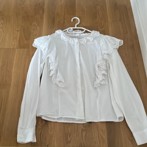 Blus/Skjorta - Inköpt på Mango den är nyskick och väldigt prisvärd. Storlek S funkar för XS.