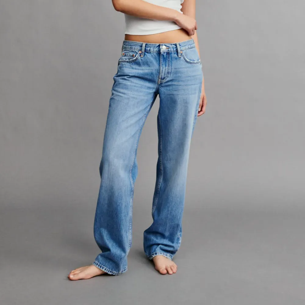 Low waist straight jeans från Gina Tricot i storlek 34. Som nya, använda ca en gång men säljer då de blivit lite för små. Byxorna går ner till marken på mig som är 165 cm.. Jeans & Byxor.