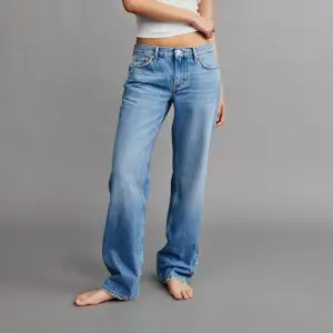 Low waist straight jeans från Gina Tricot i storlek 34. Som nya, använda ca en gång men säljer då de blivit lite för små. Byxorna går ner till marken på mig som är 165 cm.