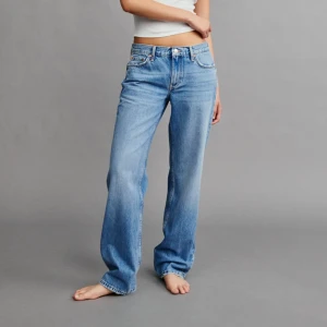 Low waist jeans - Low waist straight jeans från Gina Tricot i storlek 34. Som nya, använda ca en gång men säljer då de blivit lite för små. Byxorna går ner till marken på mig som är 165 cm.