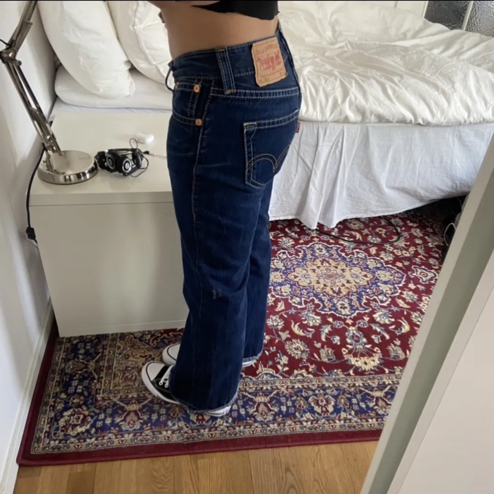 Lågmidjade jeans från Levi’s med utsvängda ben<3333 Waist 30 och längta 30, jag är 163cm lång!. Jeans & Byxor.