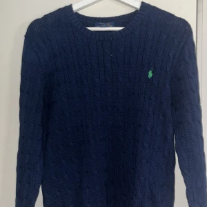 Stickad tröja  - Väldigt fin använder den inte så väljer att sälja 