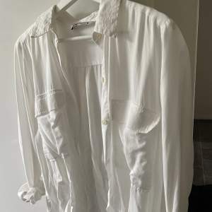 En vit skjorta ifrån zara. Använd max 3 ggr. Inga defekter🤍