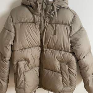 Säljer min puffer jacka från H&M.  Grön/brun i färgen.  