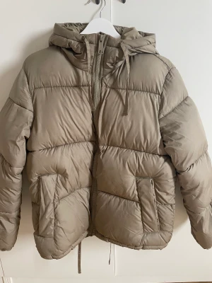 Vinterjacka - Säljer min puffer jacka från H&M.  Grön/brun i färgen.  