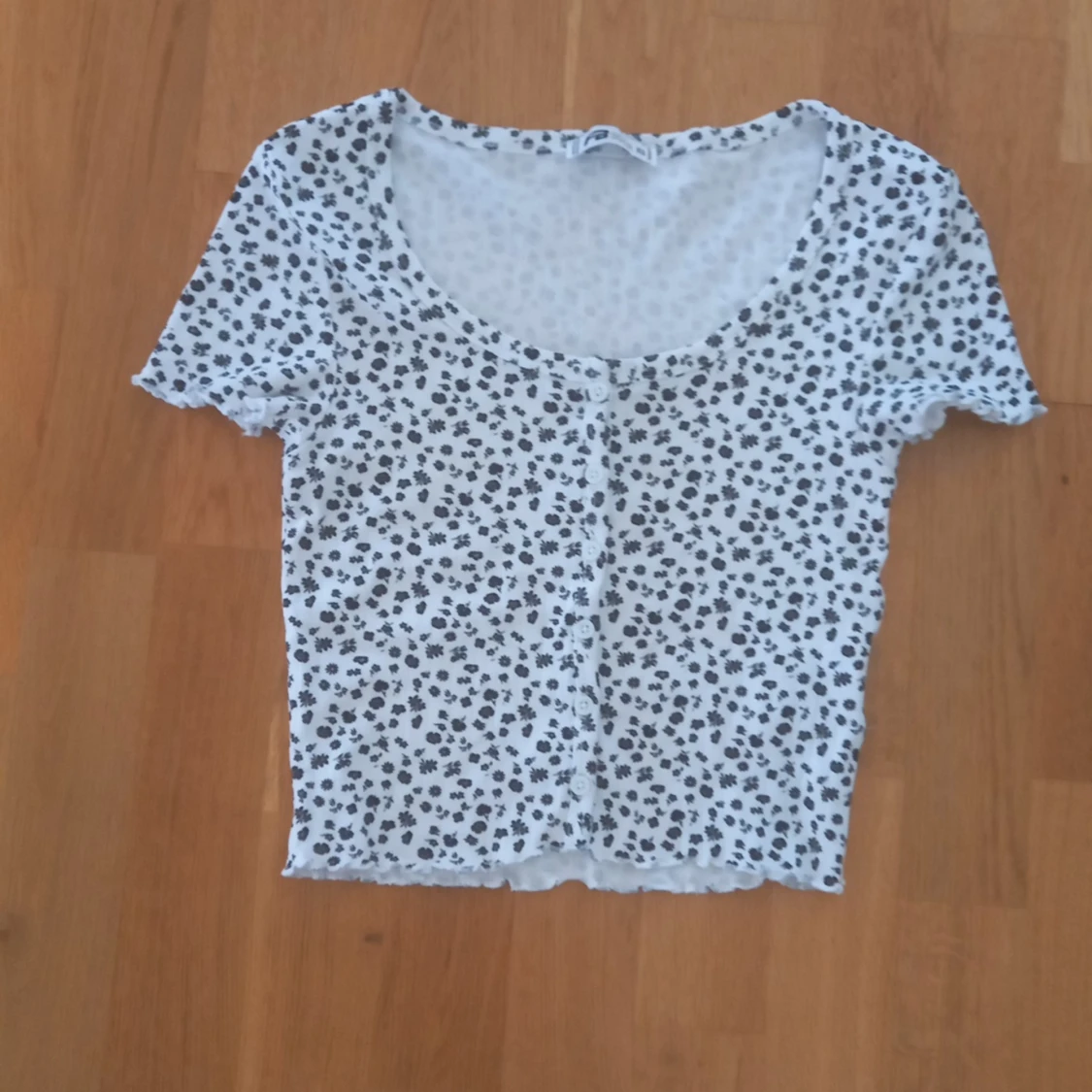 Svart och vit t-shirt