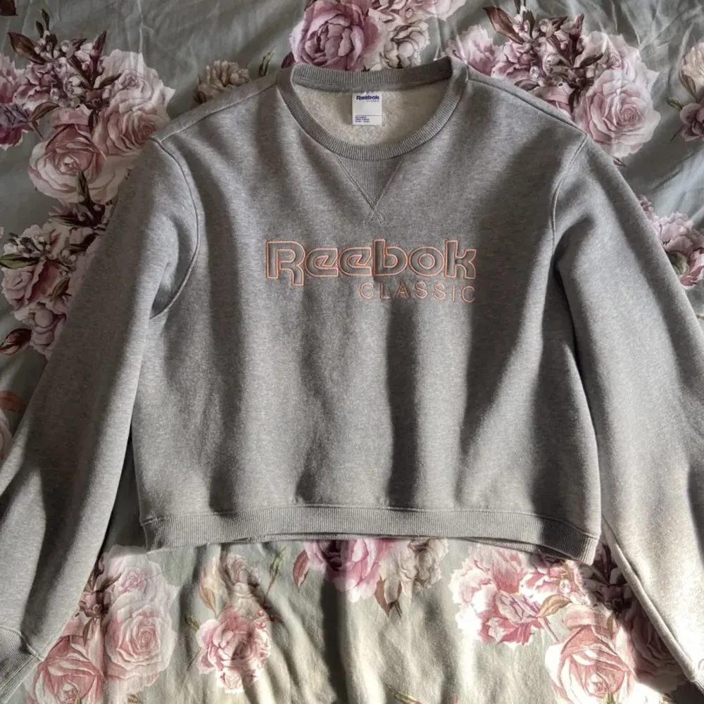 Säljer denna otroligt mjuka och snygga sweatshirt i fleece från Reebok i storlek XL men skulle mer säga L kanske M. Den är i kortare modell. Endast testad. . Hoodies.