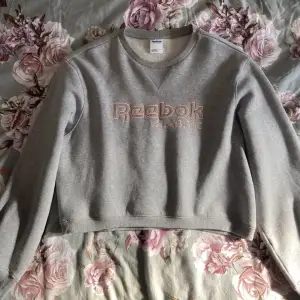 Säljer denna otroligt mjuka och snygga sweatshirt i fleece från Reebok i storlek XL men skulle mer säga L kanske M. Den är i kortare modell. Endast testad. 