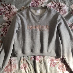 Reebok sweatshirt - Säljer denna otroligt mjuka och snygga sweatshirt i fleece från Reebok i storlek XL men skulle mer säga L kanske M. Den är i kortare modell. Endast testad. 