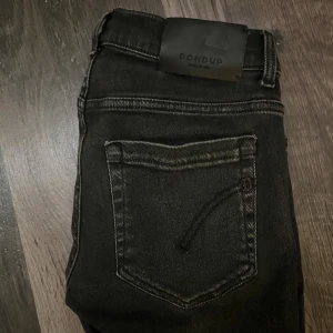 Dondup Jeans 30 - Hej! Säljer nu dessa dondup jeans i helt nyskick. Endast använda ett par ggr! Storleken är 30
